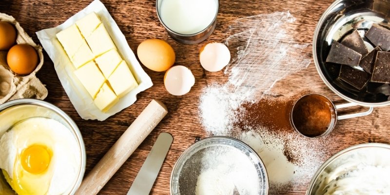 お菓子の材料と道具の写真