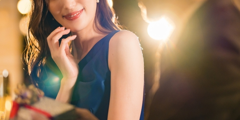 バーでお酒を飲む男女の写真