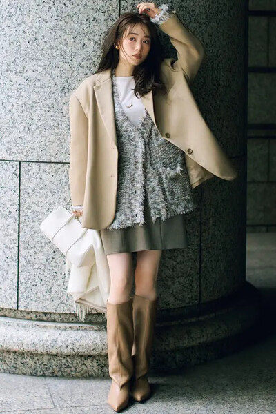 カーキベージュミニスカート×ベージュジャケット