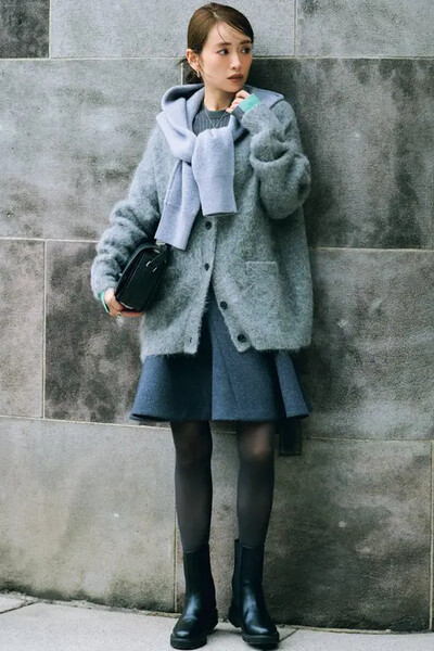 サーキュラーミニスカート×グレーカーディガン×ブーツ