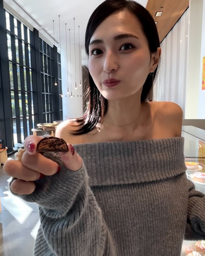 チョコを食べる山賀琴子さん