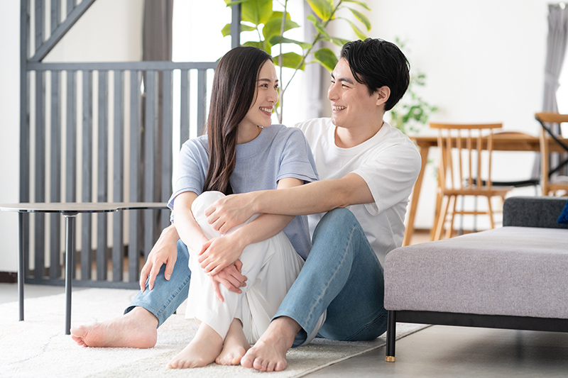 リビングでハグをするカップル・夫婦