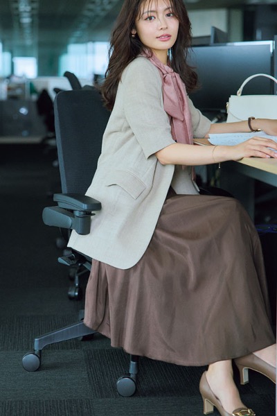 ブラウンスカート×ジャケット×ピンクボウタイブラウス