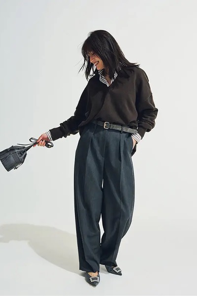 ブラウンニット×ストライプシャツコーデ