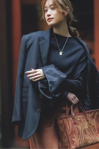 ブラウンスカート×ネイビージャケットコーデ