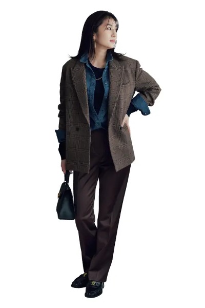 チェック柄ジャケット×デニムシャツ×黒ニット