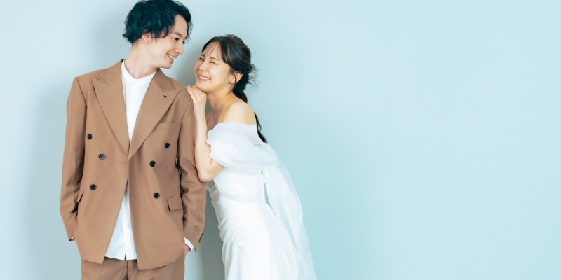 寄り添うカップルの写真