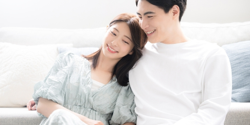 寄り添うカップルの写真