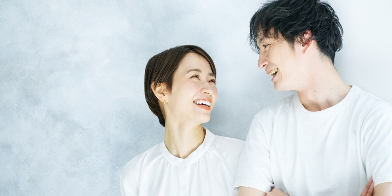 微笑み合うカップルの写真
