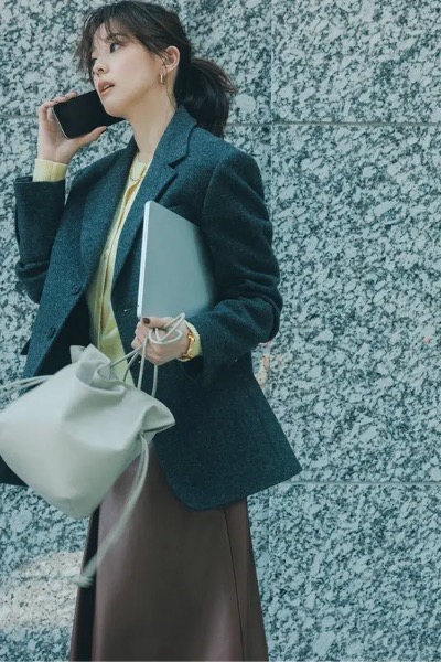 グレージャケット×きれい色ニット×ブラウンスカートコーデ