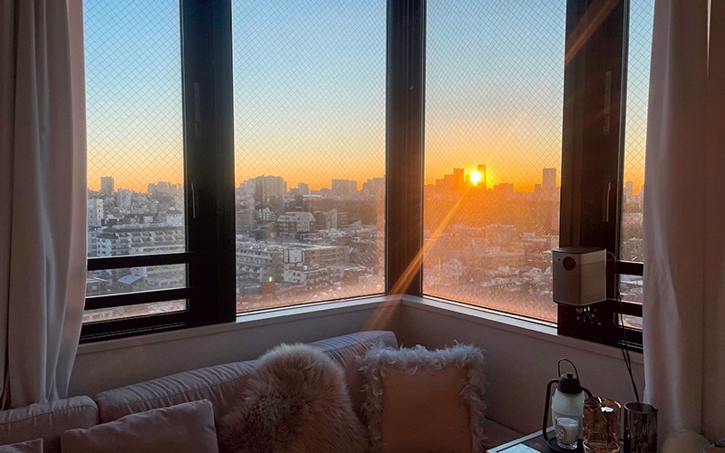 窓から見える朝日