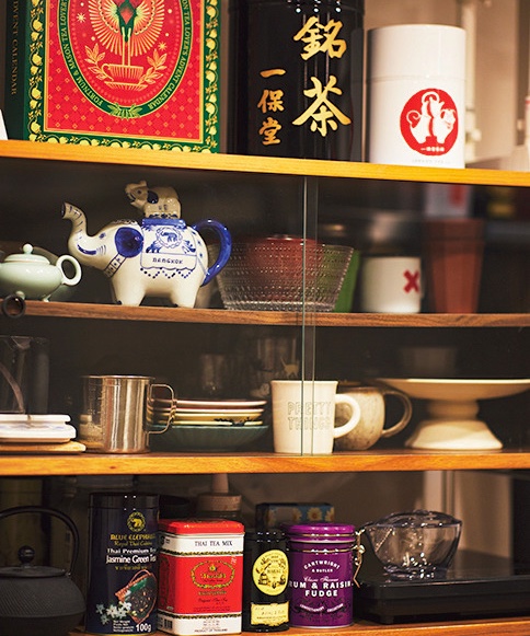 食器棚に並ぶ茶器や茶葉