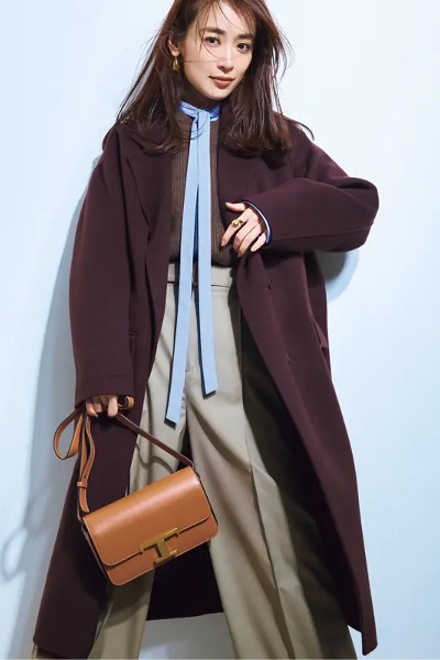 ブラウンニット×ブルーボウタイシャツコーデ