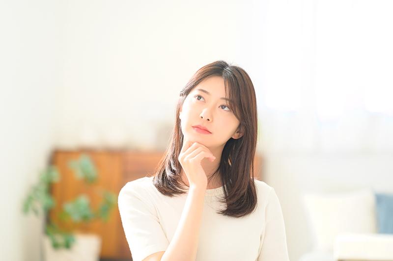 考える女性 悩む女性