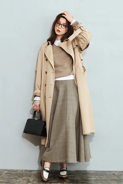 ベージュニット×白ロンTコーデ