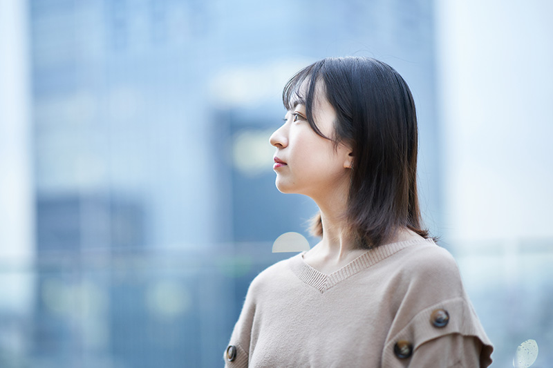 遠くを見るめる女性