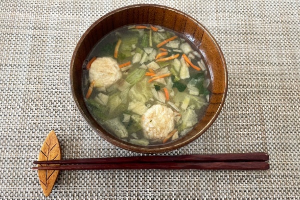 素材を生かした味噌汁 鶏つくねと根菜