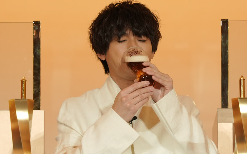 ビールを飲む山田裕貴さん