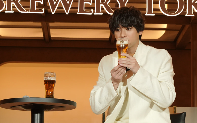 ビールを飲む山田裕貴さん