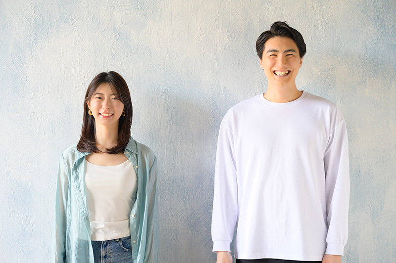 笑顔で並ぶカップル