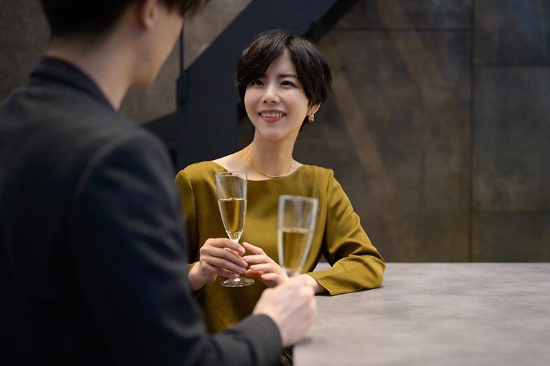 お酒を飲む男女