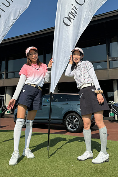 ゴルフウェアを着用した2人の女性の写真