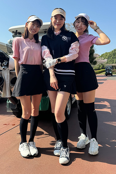 ゴルフウェアを着用した3人の女性の写真