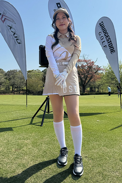 ベージュのゴルフウェアを着用した女性の写真