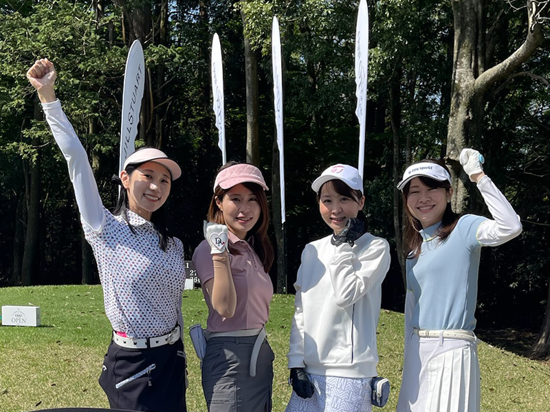 ゴルフウェアを着用した4人の女性の写真
