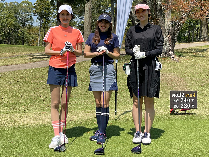 ゴルフウェアを着用した3人の女性の写真