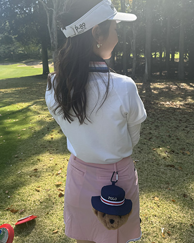 ゴルフウェアを着用した女性の後ろ姿写真