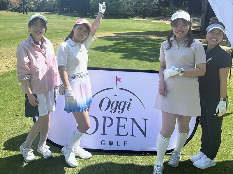 ゴルフウェアを着用した4人の女性の写真
