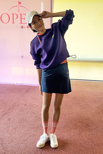 ドマーニ専属読者モデル・鈴木まきさん　紫のゴルフウェアを着用した写真