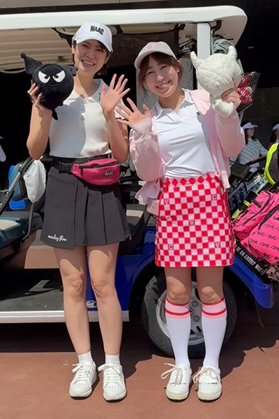 ゴルフウェアを着用した2人の女性の写真