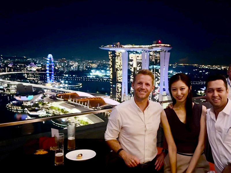 シンガポールの夜景をバックにした写真