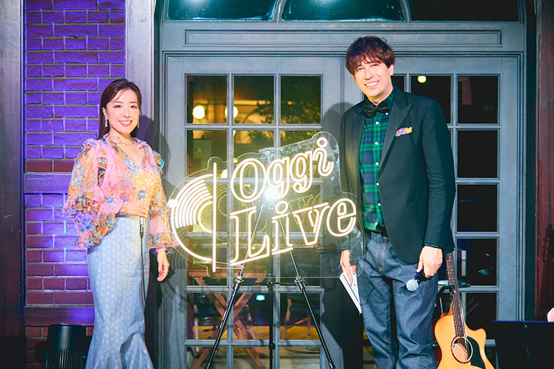 Oggi Liveのロゴ看板とサッシャさんと平原綾香さん