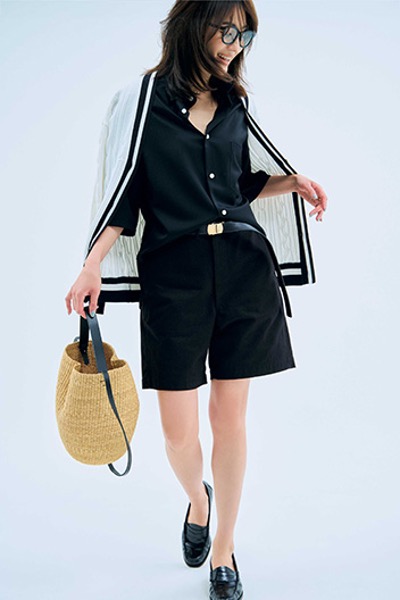 白カーディガン×シャツ×ハーフパンツ