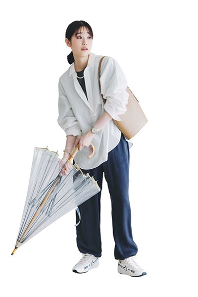 Tシャツ×白シャツ×ネイビーカーゴパンツ