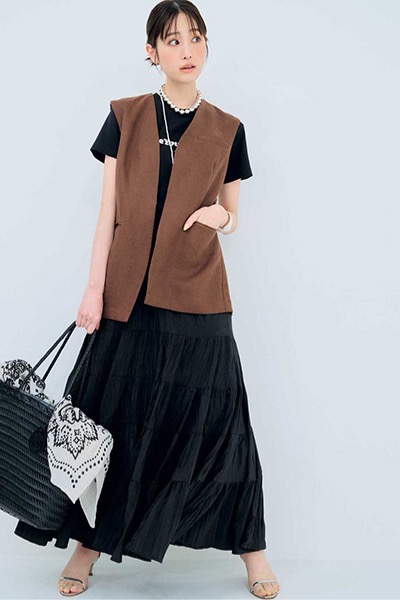 ロゴTシャツ×ブラウンジレ×黒スカート