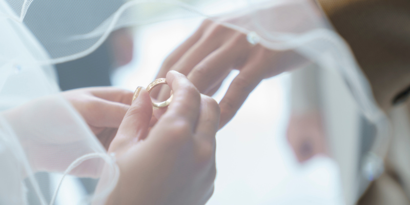 結婚式で指輪を交換する男女
