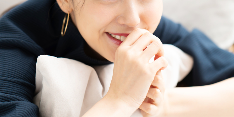 照れる女性