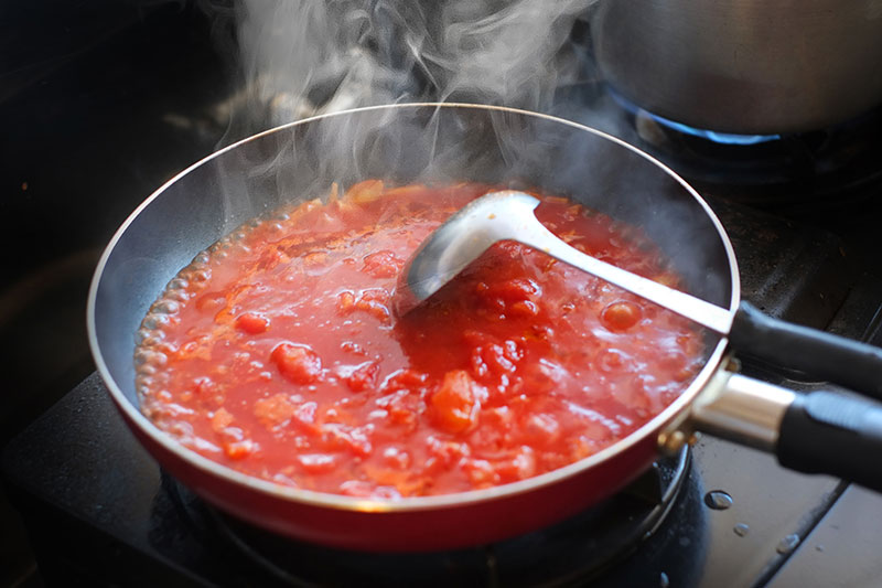 トマトソースを調理する様子