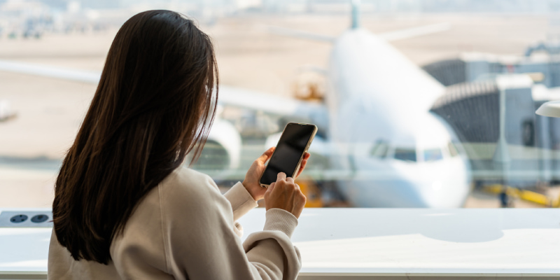 飛行機を見る女性