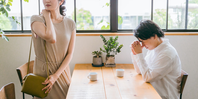 カフェで別れる男女の写真