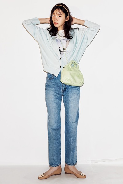 ブルーカーディガン×ロゴTシャツ×デニムパンツ