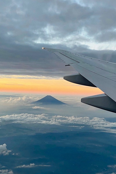 飛行機の窓から見える富士山