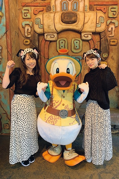 ディズニーでの記念撮影をする一橋さん