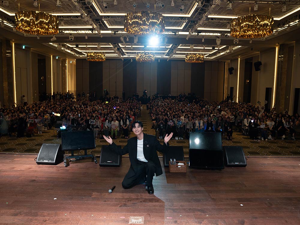 ファンの皆さんと集合写真を撮るパク・ソジュンさん