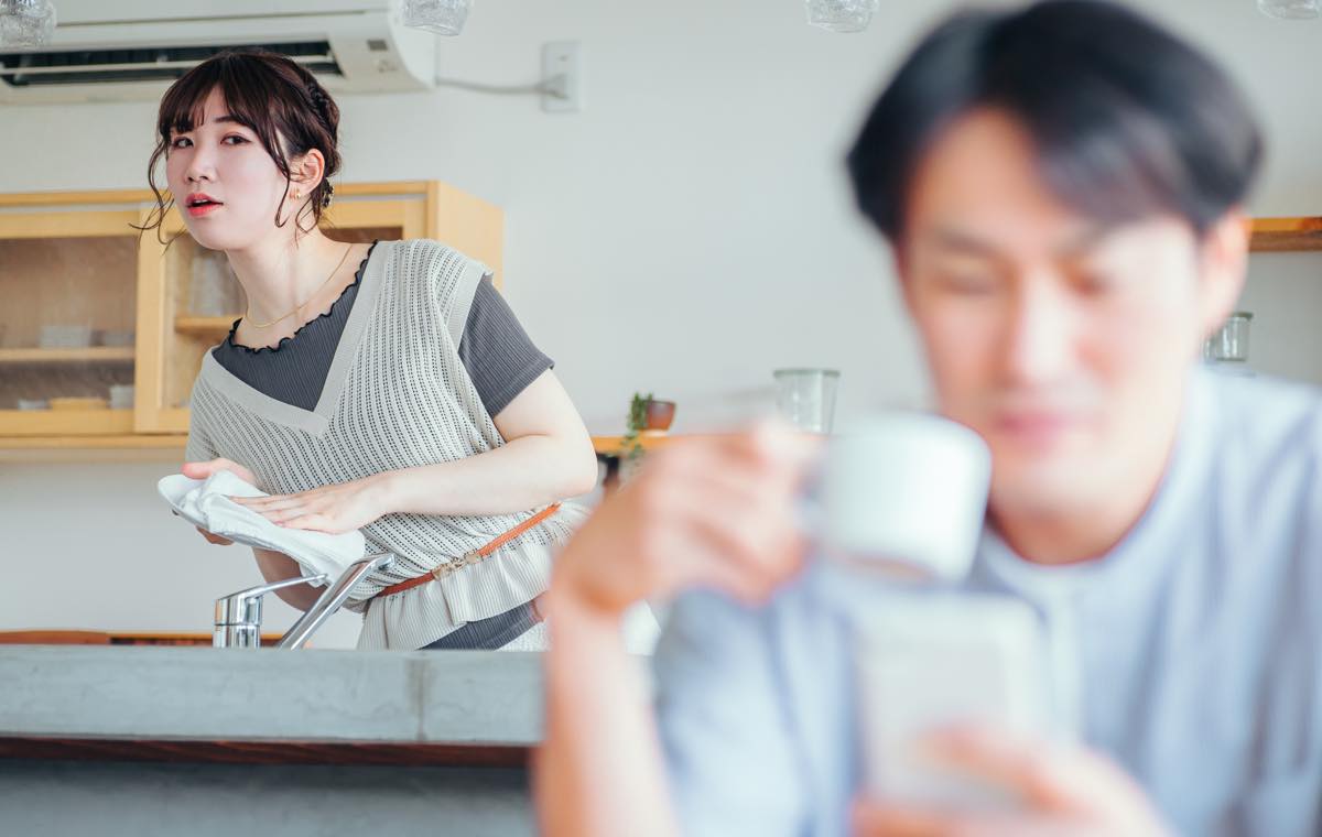 疑う女性