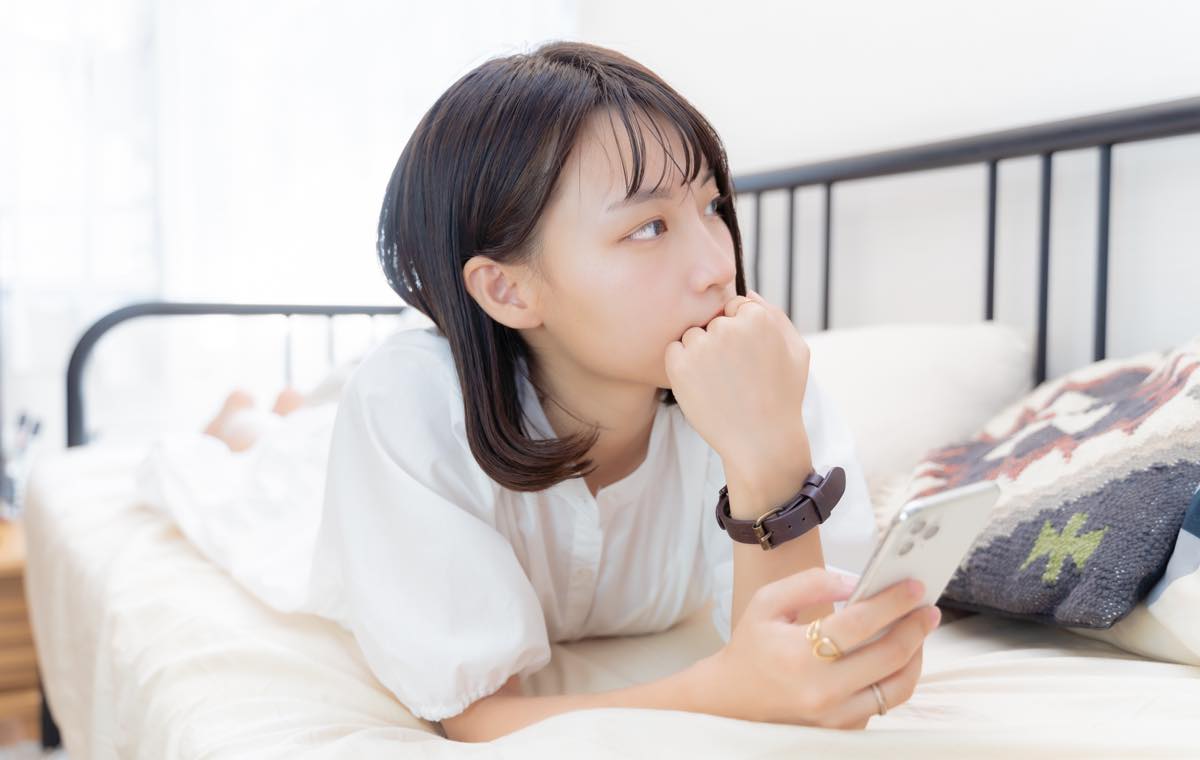 疑う女性